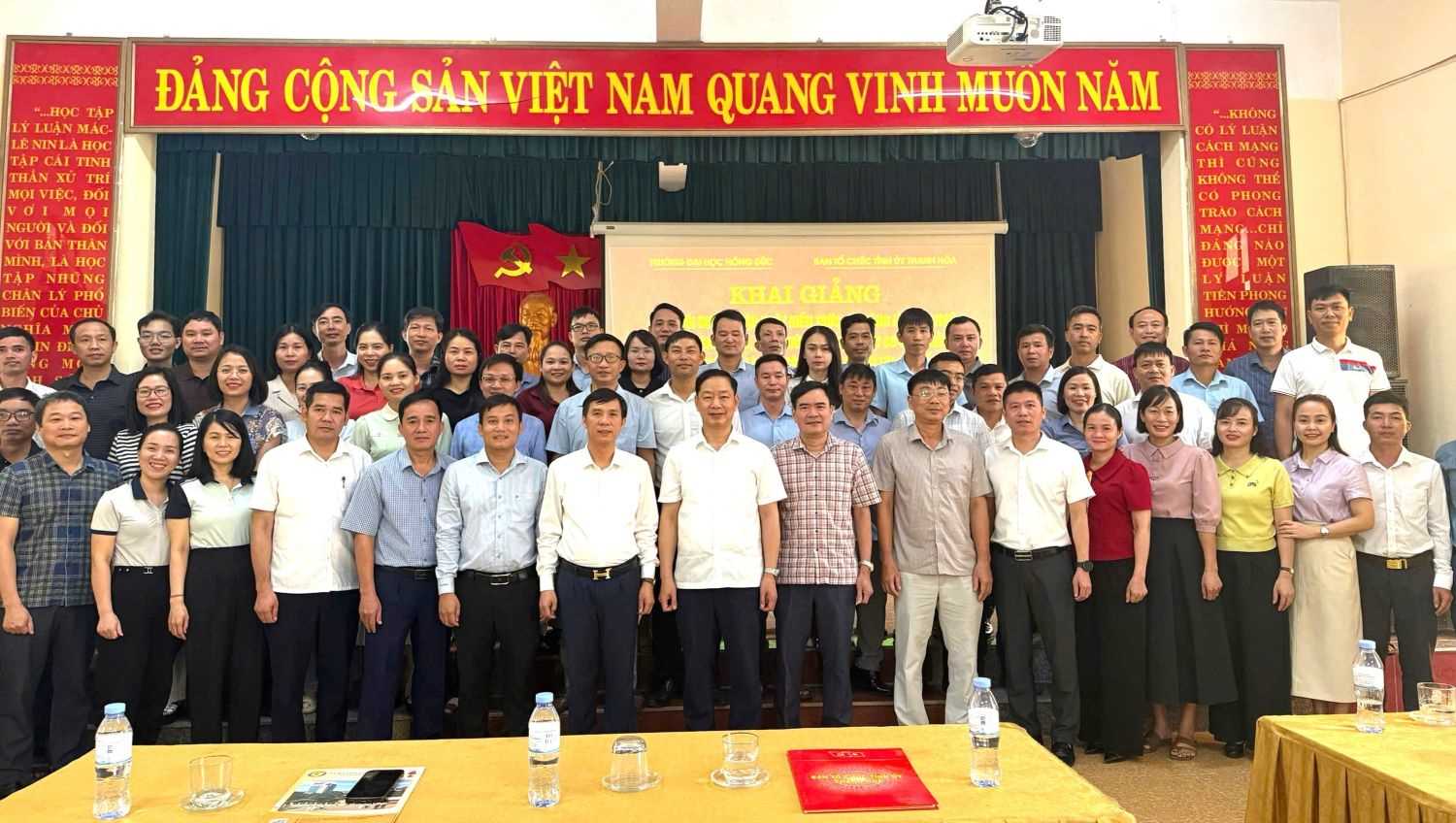 Khai giảng lớp bồi dưỡng, cập nhật kiến thức về công nghệ thông tin, chuyển đổi số cho cán bộ, công chức, viên chức cấp xã thuộc cơ quan Đảng tại xã Lưu Vệ